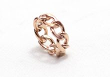 4k Gold Strapped Link Ring.