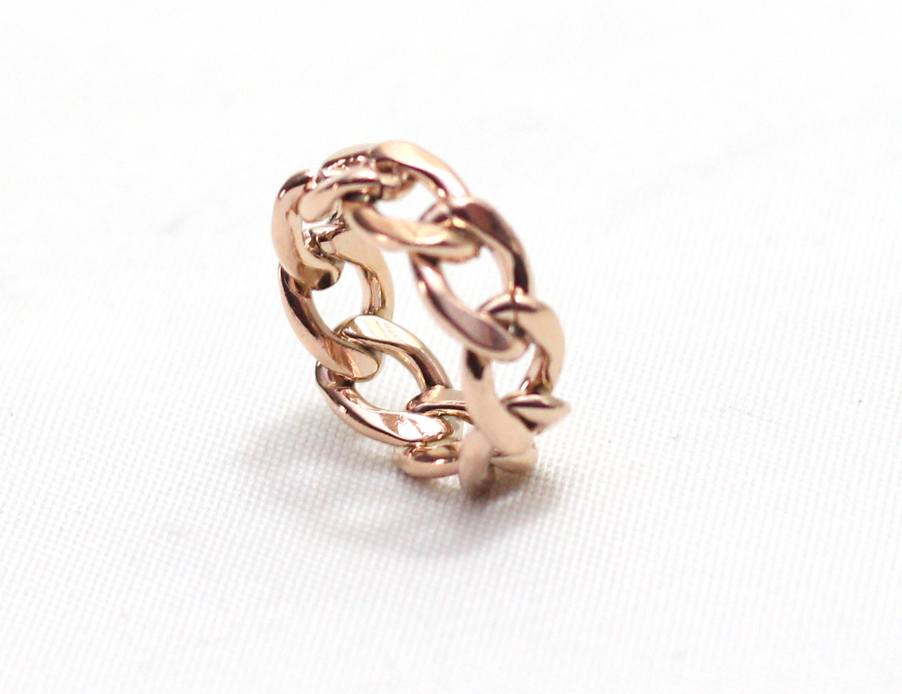 4k Gold Strapped Link Ring.